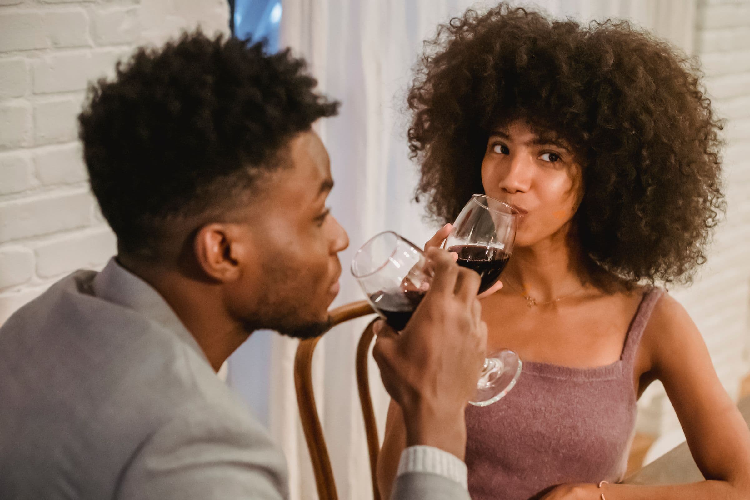 Couple élégant partageant un dîner en tête-à-tête